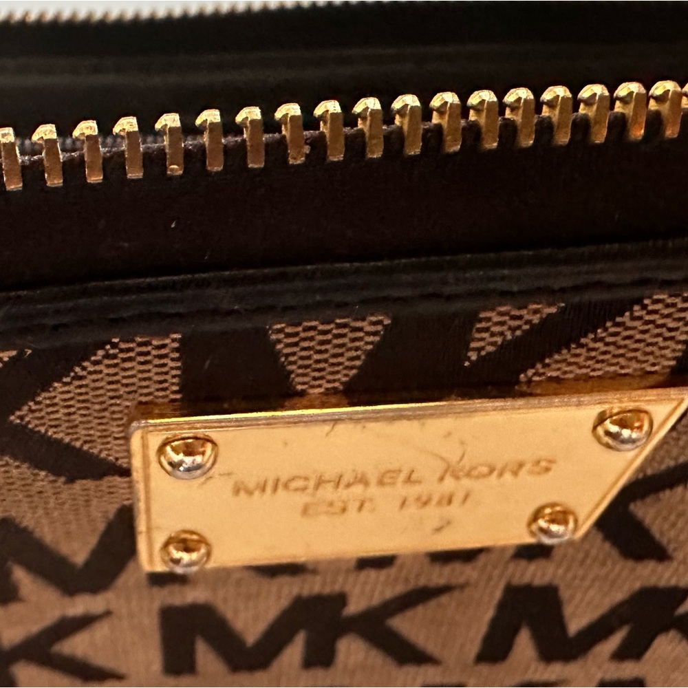 Michael Kors East West Signature Wallet - Picture 9 of 11